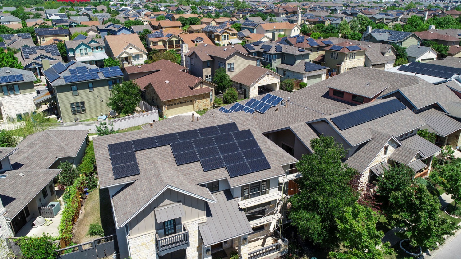 <h4>Homes Go Solar</h4><h5>Our Homes Go Solar campaign is urging state leaders to make solar standard on all new homes — because every new home built without solar panels is a missed opportunity to reduce pollution and leave our children a more livable planet.</h5><em>Roschetzky Photography via Shutterstock.com</em> 